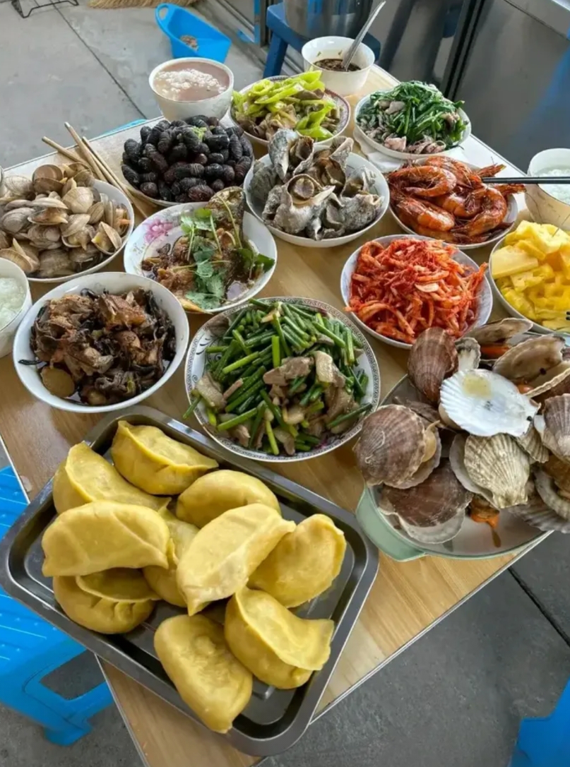 这一桌色香味俱全的菜，首先排除广东 ，因为没有白切鸡，你们猜一猜这是哪里的菜式?