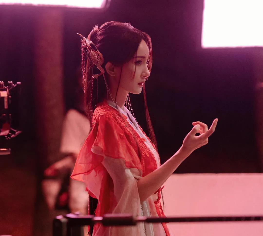 一键开启沉浸式美学体验！杨幂演绎涂山红红惊艳众人，红衣似火、眼神灵动，将角色的神