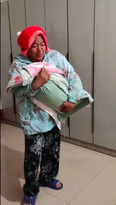 泪目反转！杨妞花养父有新恋情后画风突变，拍搞怪视频超欢乐，网友：终于等到他幸福！