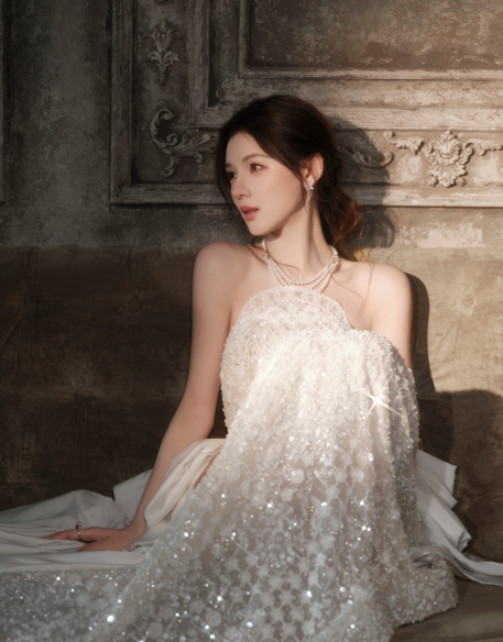张予曦的白色耀眼礼服，超nice的，喜欢的，不错的，爱了！