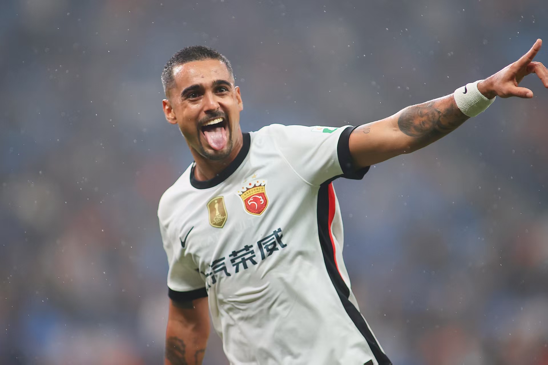 一天后，本赛季中超冠军将决定归属。

从赛前走势看，海港掌握绝对主动权，只需战平