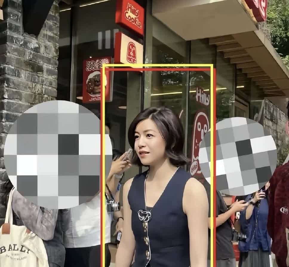 陈晓估计晚上翻来覆去睡不着，
他怎么也想不通，
陈妍希离婚后，怎么会变得状态