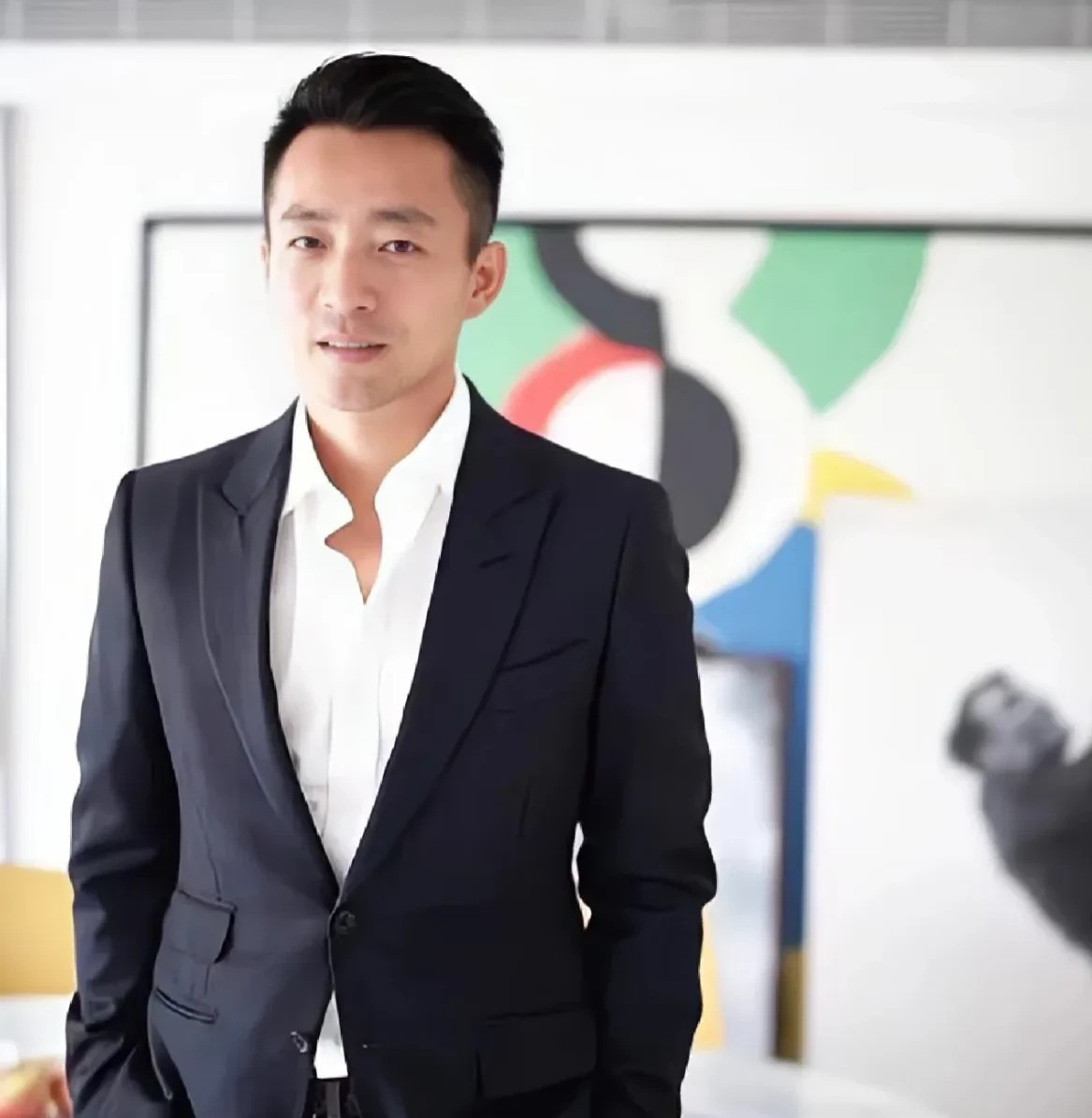 汪小菲现状大反转











太离谱了家人们！大S去世后汪小菲像开了挂