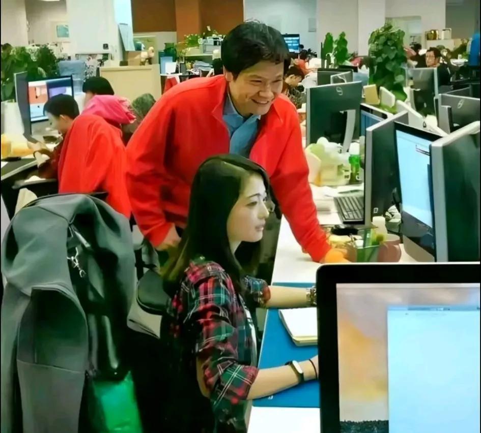 那时雷总还很青涩，经常亲力亲为辅导年轻同事，加个漂亮年轻女同事，再加个单身
那时