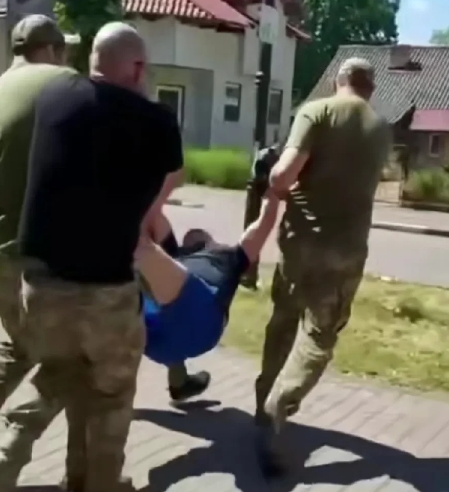 近期，乌克兰因兵员紧缺，甚至出现了大街上抓壮丁的现象。在这种背景下，乌克兰最高拉