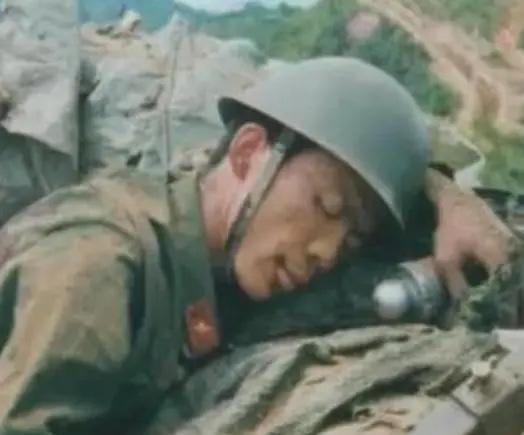 1990年，一个农民被十几个混混围攻，他却徒手接住扔来的砖头进行还击，且砖砖爆头