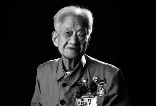 1952年10月的上甘岭，16岁女卫生员王清珍用了三天三夜为英雄黄继光整理遗体，