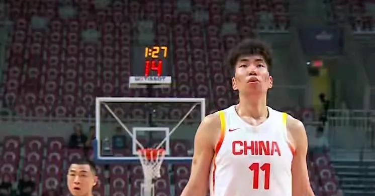 中国男篮能否取胜新西兰，关键取决于两人的发挥。
     一，余嘉豪，新西兰的球