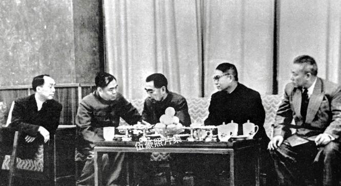 上世纪五十年代，周恩来访问苏联期间，和刘晓（右二）﹑熊复（左二）等在中国驻苏联使