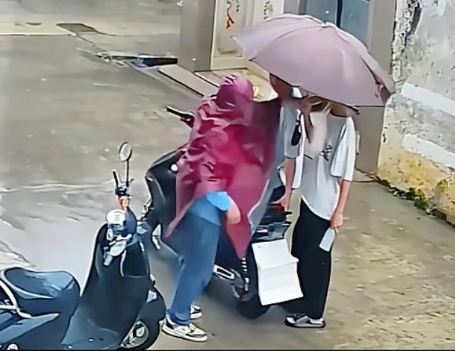 [太阳]4月18日新闻报道，一男子下雨天骑车摔倒，起身后竟冲着站在一旁的两个男孩