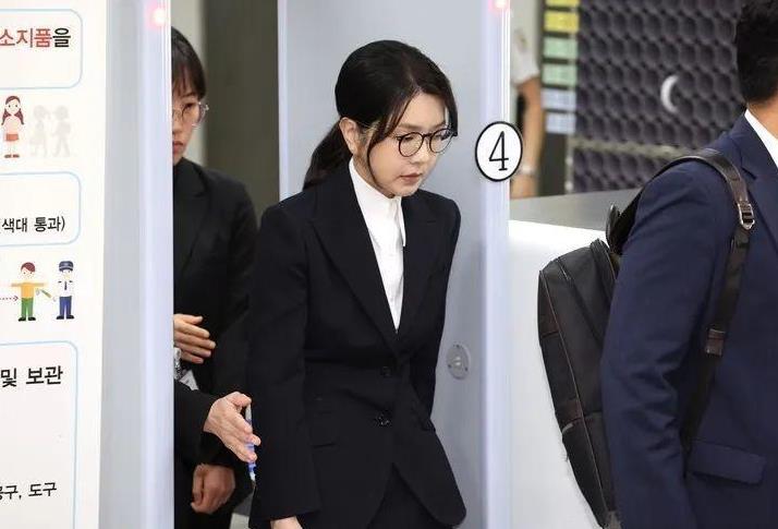 金建希的天塌了！韩国负责调查前总统尹锡悦夫人金建希相关案件的“金建希特检组”26