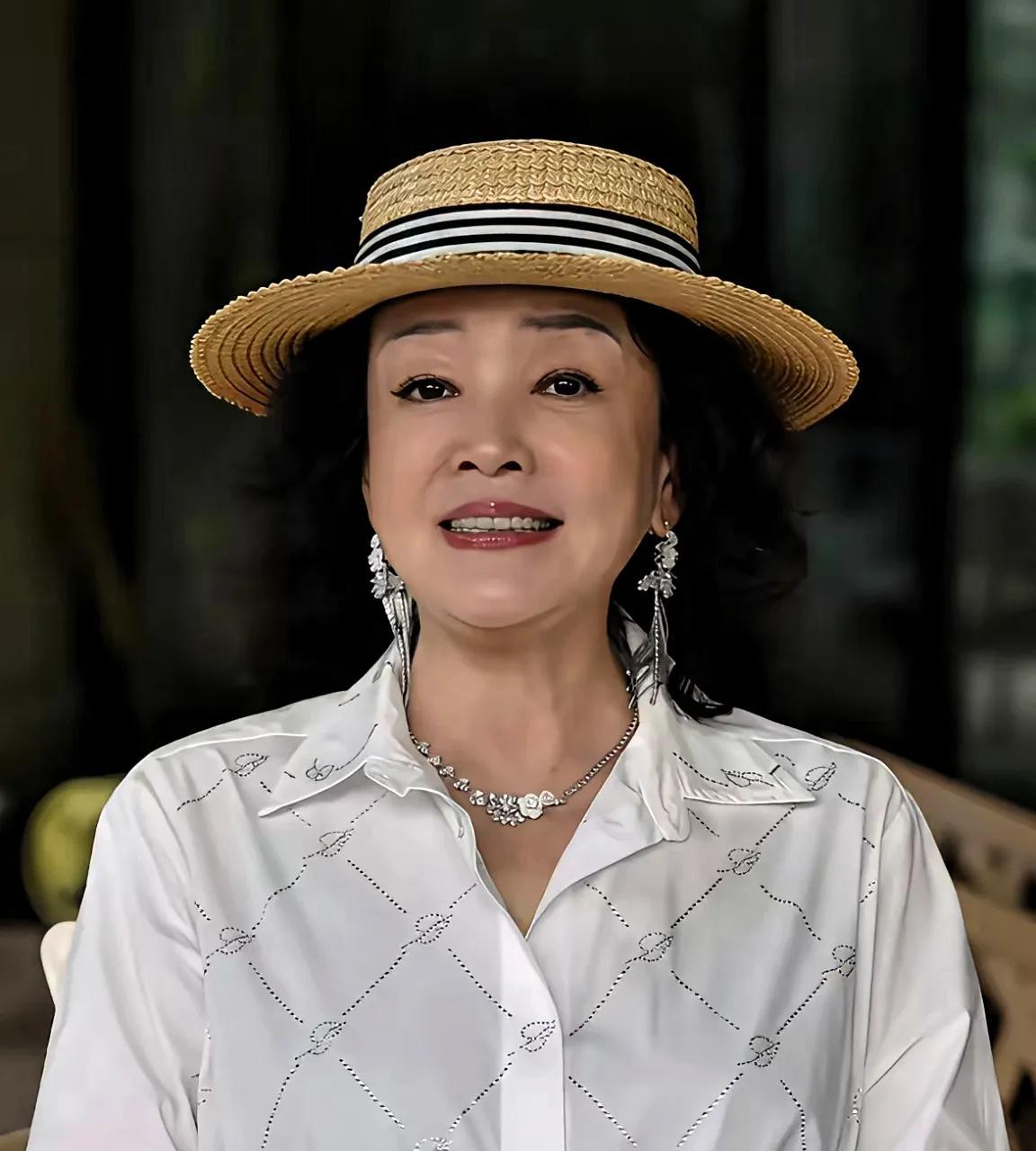 张兰最新视频说退让养出白眼狼 家里老人也常这样偏心
前几天张兰发了个新视频，很多