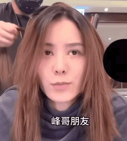 林峰老婆张馨月最近素颜直播
这没补色的发根，这只做了两颗的烤瓷牙，太出戏了
真的