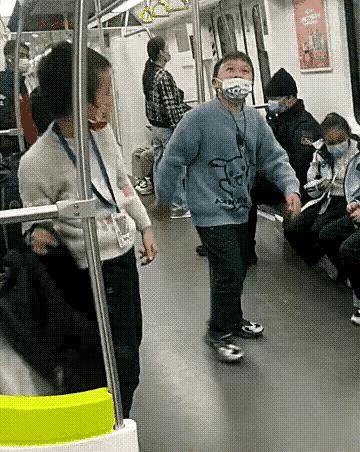 孩子淘气不是病，是精力太充沛了！幸好白衣孩子起身走人，要不然连他也捎带一下，说不