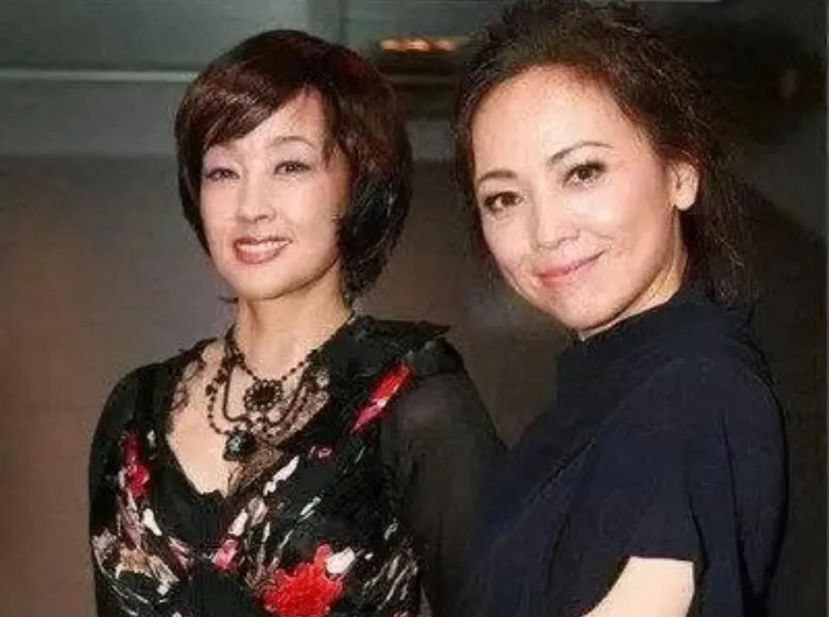 终于知道庆奶的人缘为啥这么好了。
除了本身的成就之外，她没有架子，不倚老卖老，很