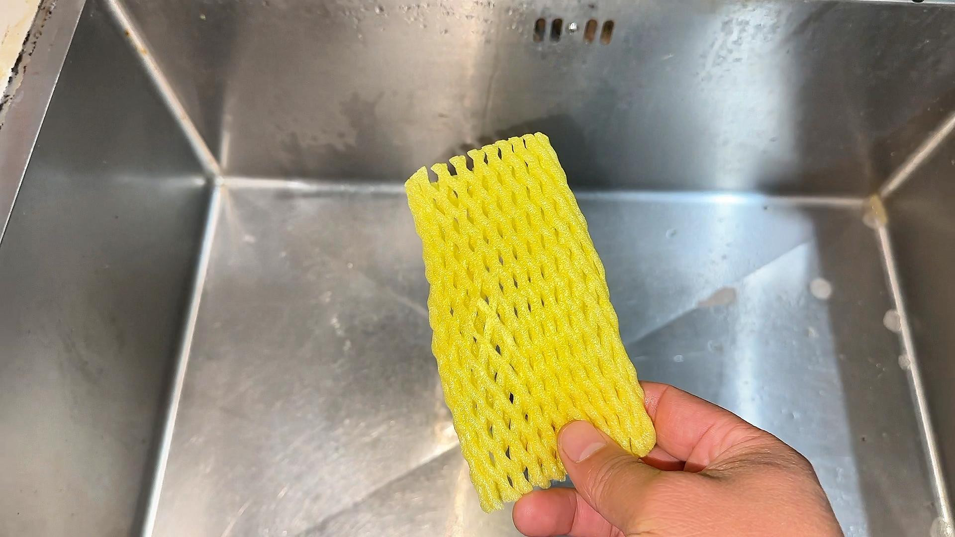 在洗碗池旁放个水果网套，作用太厉害了，解决家中大烦恼