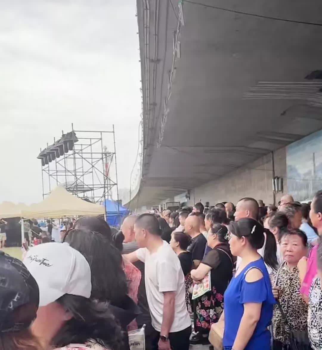 董宇辉绵阳站，彩排还未开始，看看这人潮，一眼望不到头，竟来了这么多人，现场传来三