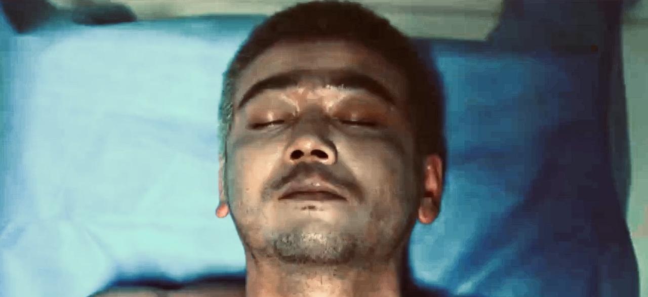 万海死了，情绪最激动的
恐怕不是万潮，也不是万宏，更不是
调查组的洪亮和郑雅萍他