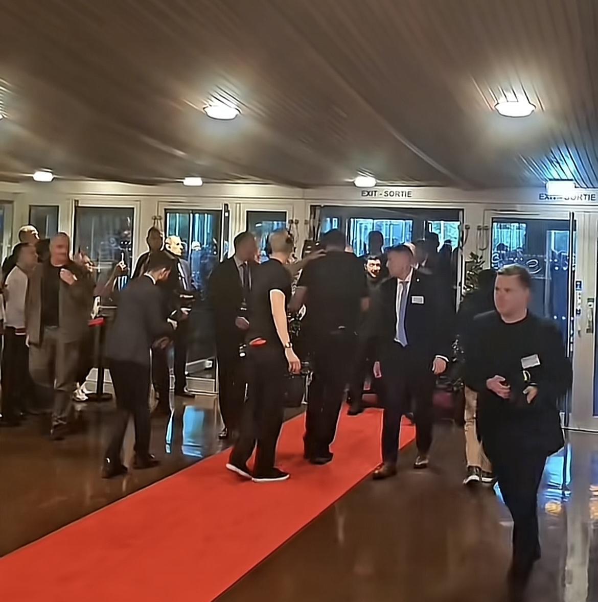 这礼遇，比川普阵势也大，人还没出场，大批记者、网红边后退边拍摄，等到露面才发现，