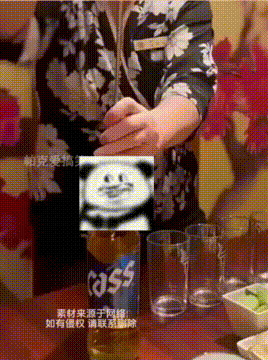 老板娘用筷子开瓶盖，把啤酒混在清酒里，仪式感拉满了！