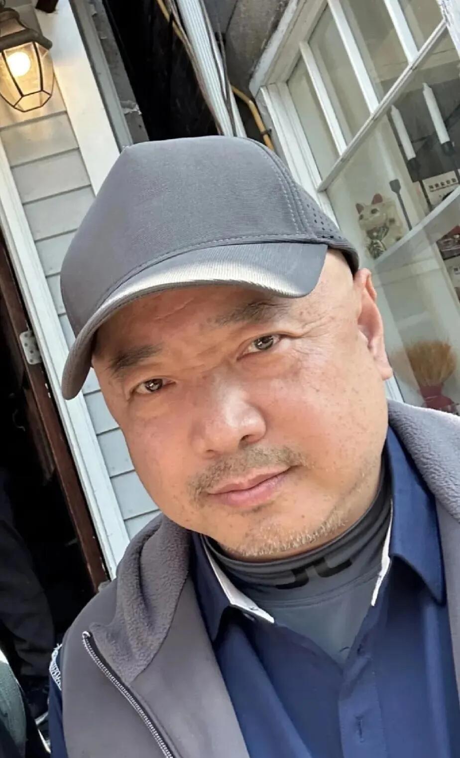 53岁的徐峥和普通老头没有区别，这样看上去真的很普通。没有美颜的怼脸拍和精修图差