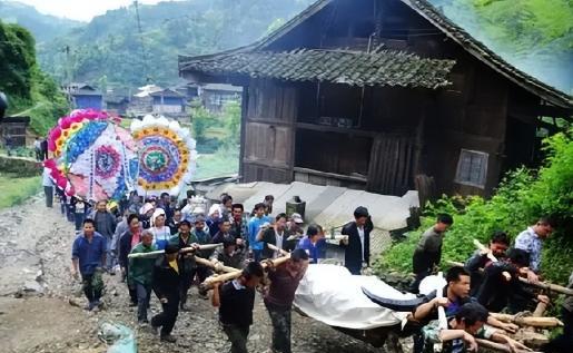“万物皆有灵！”2013年5月17日，贵州雷山县举行了一场特别的葬礼，当地500