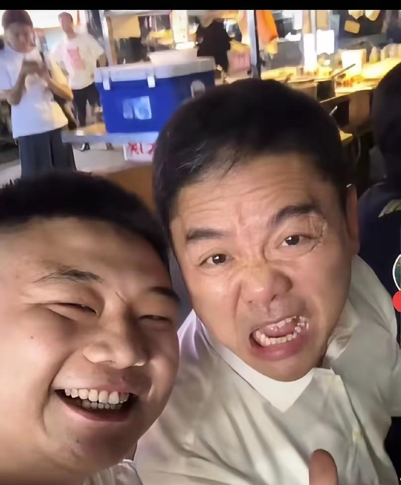 这真的是刘强东吗？
深夜时分，他在大排档与老乡勾肩搭背，共饮散篓子酒。苏超比赛现
