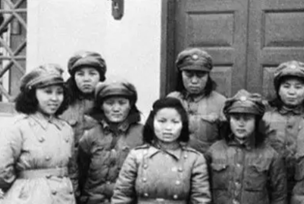 1942年，7名女电译员被日军包围，鬼子见她们年轻貌美，正要上前侮辱，谁知日军一