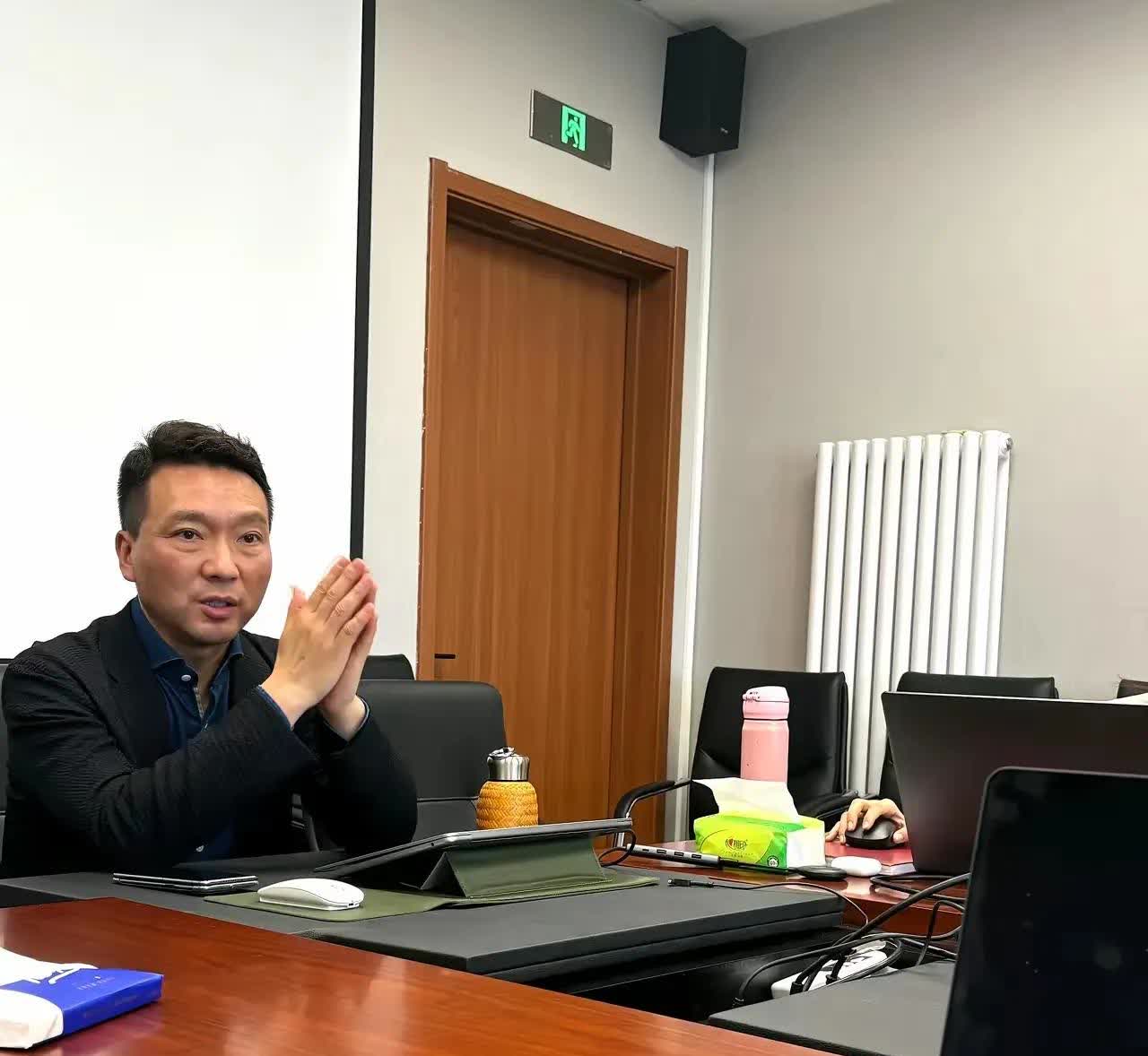 离开滤镜的康辉看起来就像一位普通的中年大叔，脸上皮肤没有那么白，还有点吹风的红，