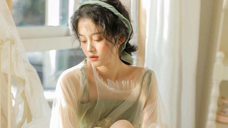 精神出轨的女人，在家里往往是一副魂不守舍的样子。
同事邹小姐就是这样，她在工作中
