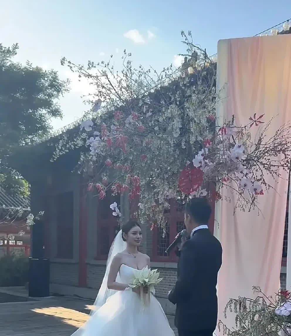 汪小菲今天结婚了！他妈妈张兰说的话让大家都惊呆了。

张兰说找老婆不用找漂亮