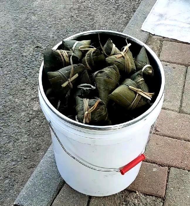 这几天我发现包粽子卖也能赚点小钱
昨晚煮粽子时锅盖没盖严实，水汽把厨房窗户糊得跟