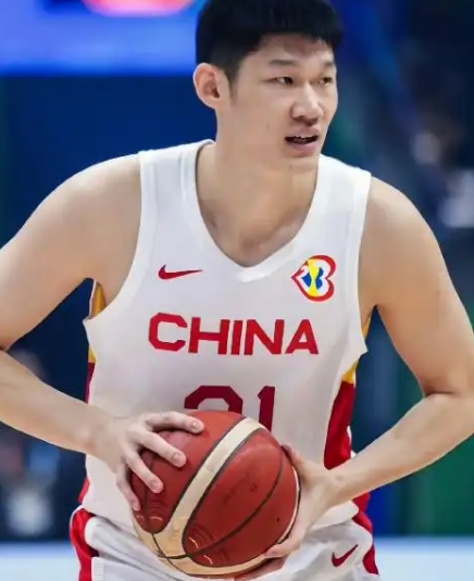 广厦队，实力独一档，四个外援，能力不错，而且十分适配，阵容实力极强，他的框架就是