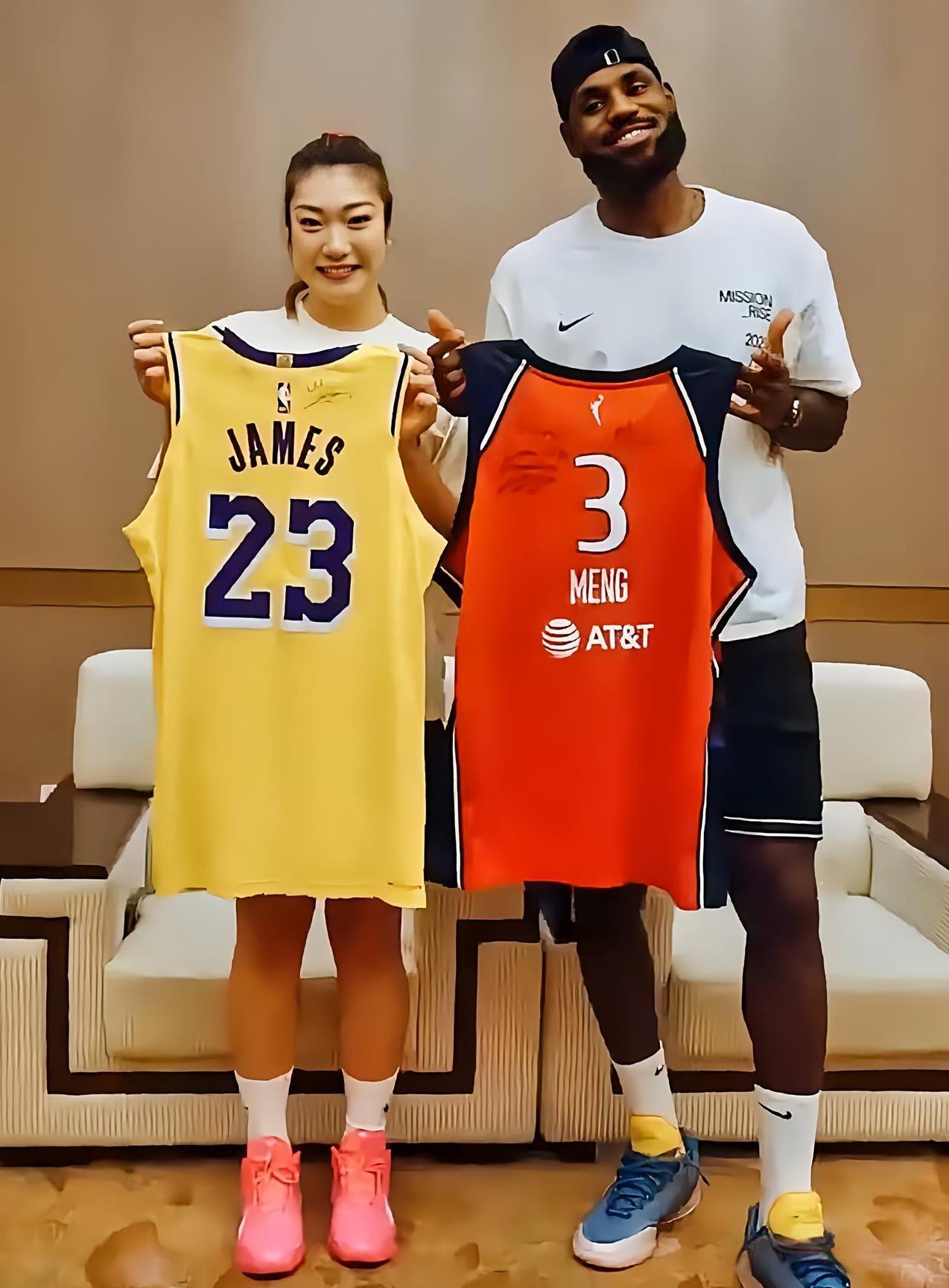 李梦终于圆梦了！
詹姆斯与李梦是偶像与粉丝，这对跨国界篮球同行关系。真是让人羡慕