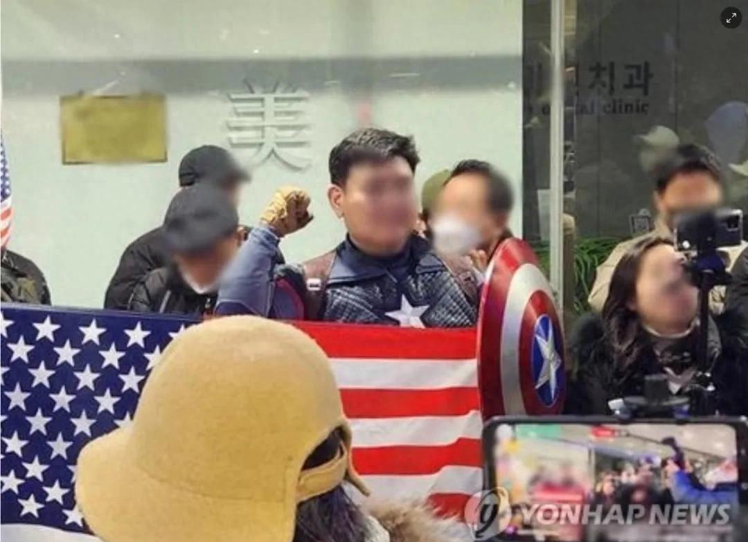 ·韩国男子身穿“美国队长”强闯中国使馆，被判1年半！这名尹锡悦前支持者曾伪造美军