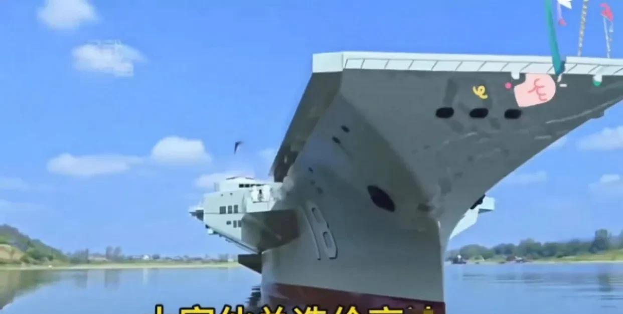 航母、潜艇、飞碟快艇，皆为全手工打造，果真是高手在民间啊。
自己掏钱、自己设计、