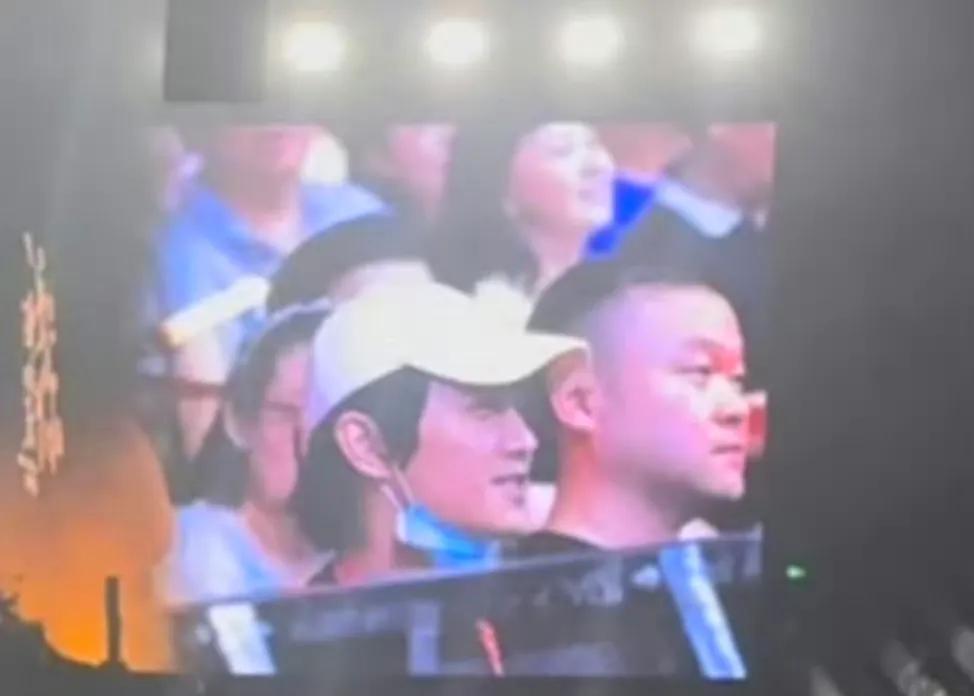 《陈晓现身韩红演唱会，网友：这哥是真低调，连热搜都不买！》
谁能想到，陈晓这种级