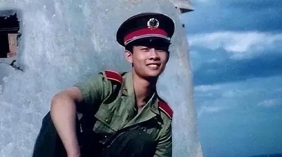 从《士兵突击》的史今班长到《红海行动》的硬汉队长，张译用十八年把“配角”写成“教