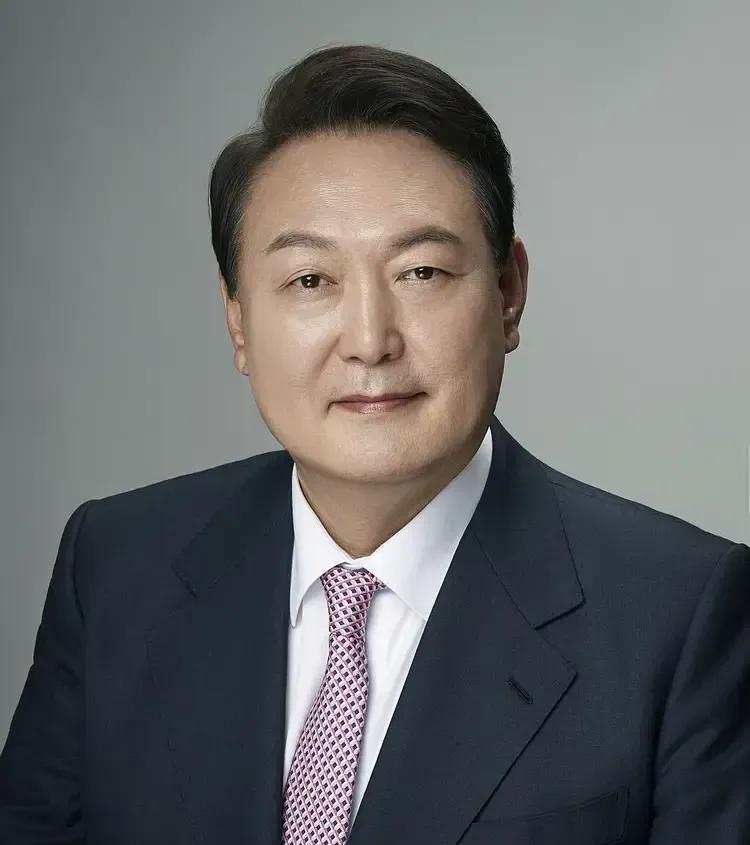 韩国前总统尹锡悦的好日子到头了，自己押宝的金文洙输掉了选举，李在明当选韩国总统。