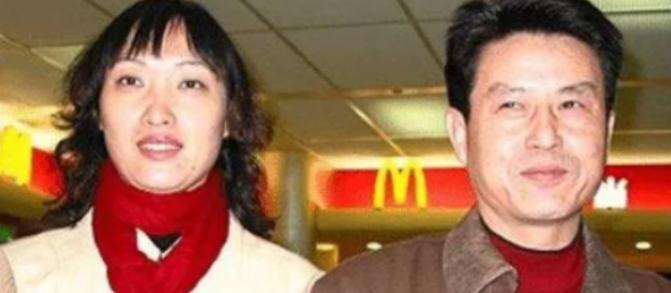 1992年，陈忠和的妻子王莉莉在出差途中，不幸被飞驰而过的火车勾住了背包，瞬间被