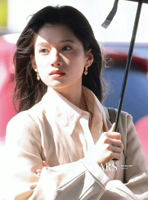 张婧仪《致我那菜市场的白月光》最新路透，撑伞的氛围感拉满了