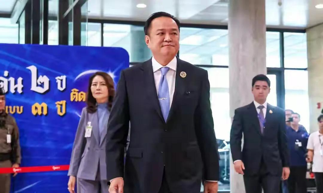 阿努廷总理的位子屁股还没坐热，办公室里东西都没归置好，宪法法院调查的信就递上来了