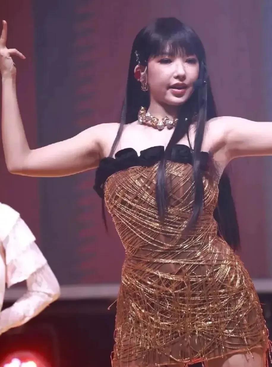 顶灯害人不浅啊[抓狂]，谁把程潇拍成这样，在顶灯照射下特定角度给程潇拍的很肿，再