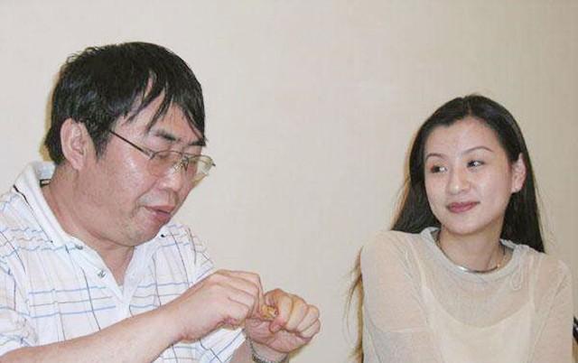 ☆1990年，棋圣聂卫平教王刚的妹妹王静下围棋，一不小心王静怀孕了：“聂哥哥，我