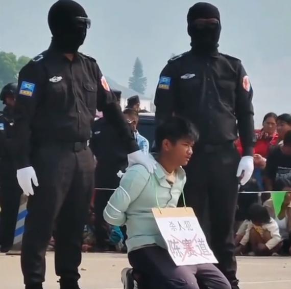 佤邦杀人犯陈赛道，为了筹集吸毒的资金，强行向自己的老板索要更多工资，被拒绝以后，
