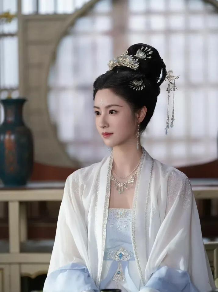 凡人修仙传导演选角南宫婉的时候有考虑过哪怕一秒钟吗？
金晨确实不适合啊！看看怀庆