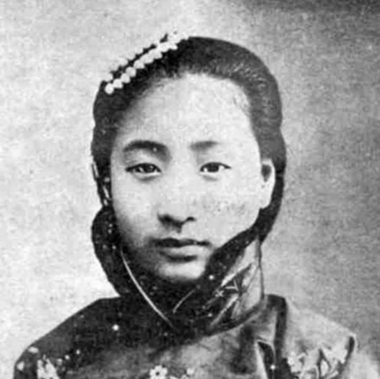 1949年，一名“懒婆娘”下嫁给锅炉工，她每天啥也不干，只喝酒、闲逛和听戏，直到