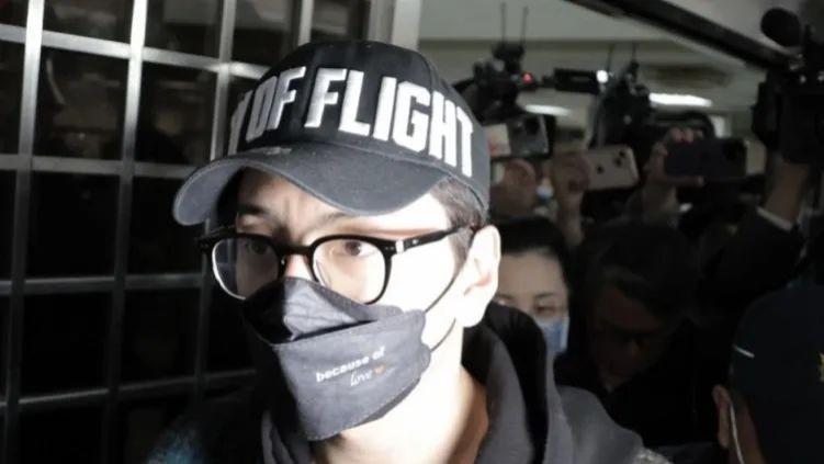 演员王大陆被抓后首次现身，双手合十以“谢谢”回应！最新披露：案由从“杀人未遂”改为“伤害罪”