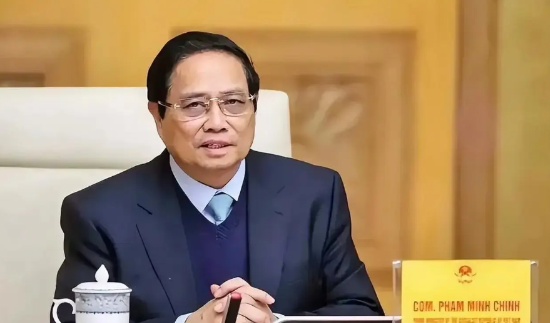 越南总理范明政最近挺能折腾。一边对中国阴阳怪气、伸手要技术，一边火速和美国搞关税