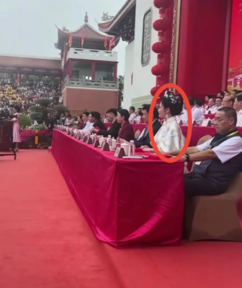 家人们谁懂啊
扮演妈祖的刘涛
在妈祖春祭大典上却不在中间位置，这到底合不合理？